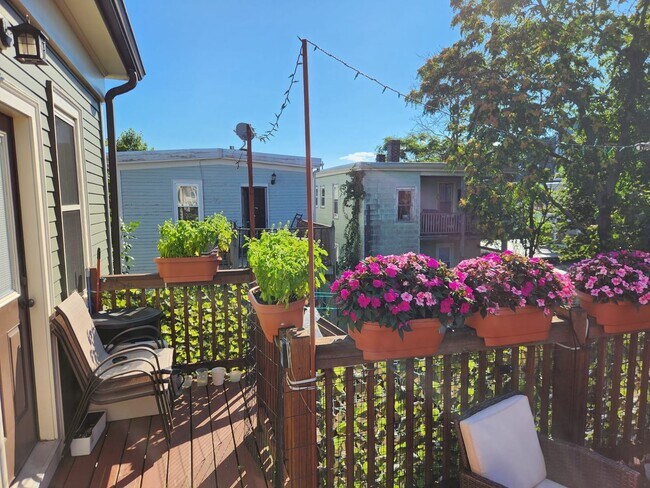 Building Photo - Versatile Top Floor 2 Bd 1 Bath With Offic...