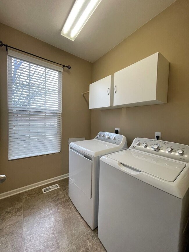 Building Photo - Ranch for rent in Omaha!