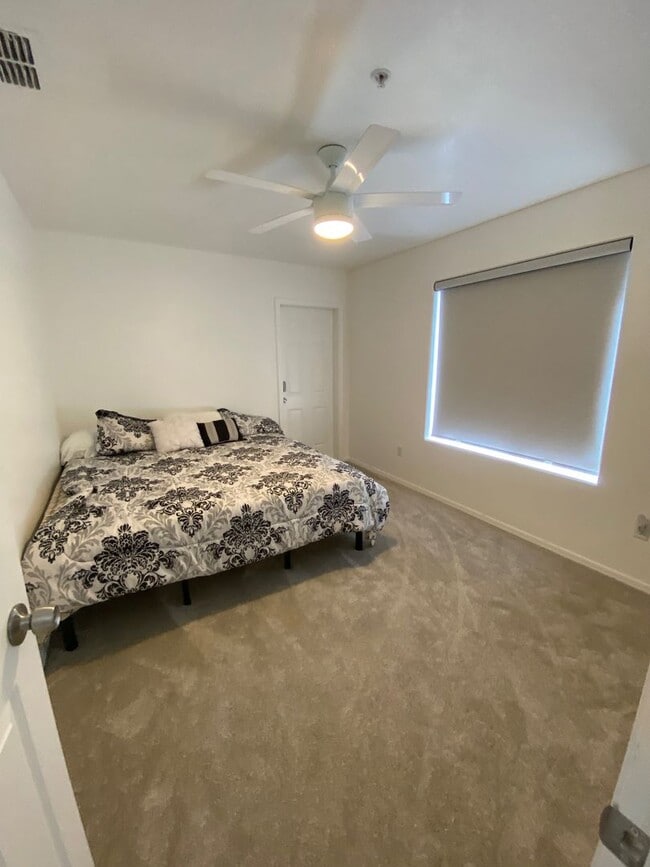 Building Photo - 3045 Palisades Dr