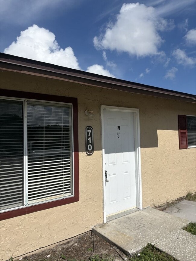 Building Photo - 710 W Rosewood Ln