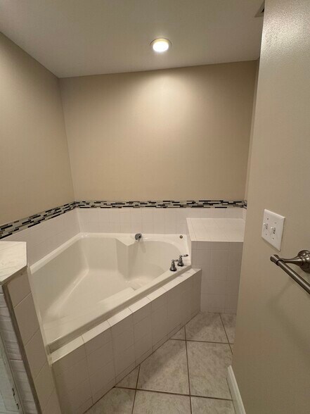 Two person tub - 12836 Woodmill Dr