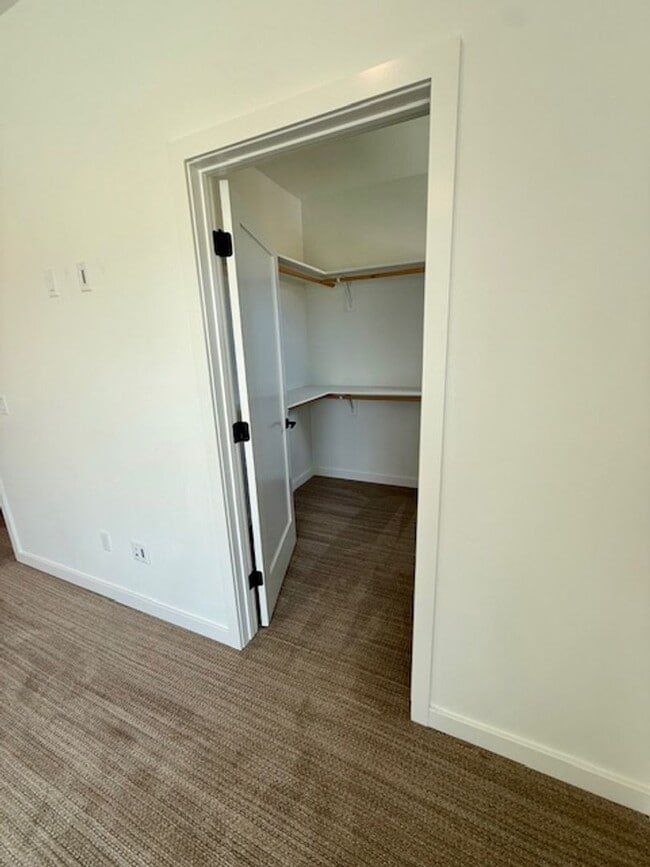 Building Photo - Single Family HOME with 3 Bedrooms 2 1/2 Bathrooms - Where Mountains meet you at upscale living!