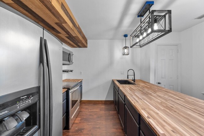 Building Photo - 2 bed 1.5 bath townhome for rent in Brentwood!