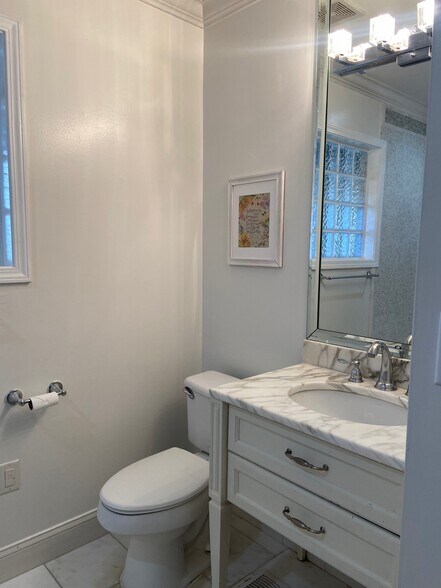 Building Photo - 907 Irving Rd