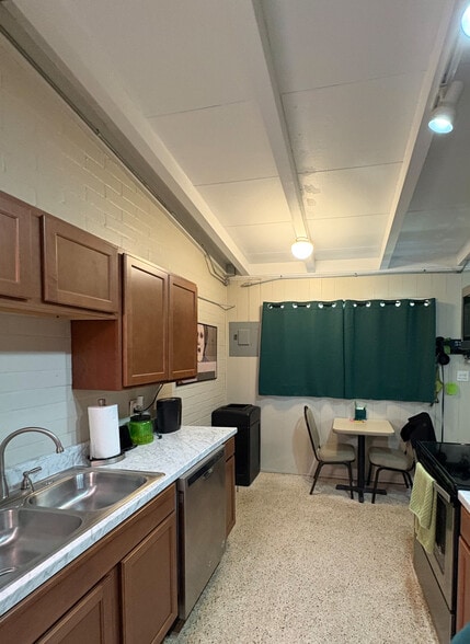 Building Photo - 1211 Friendship Ave