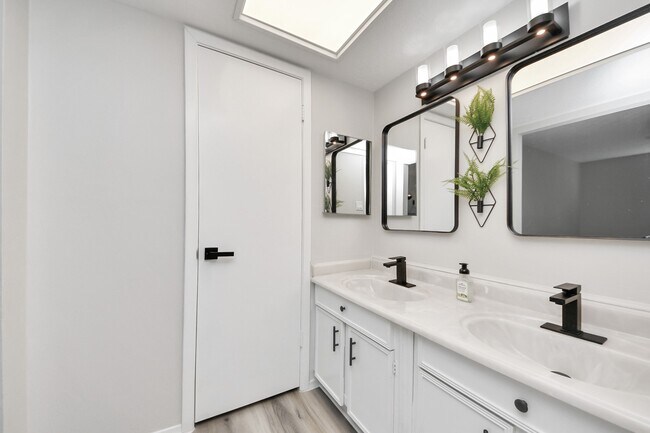 Building Photo - 1902 Kings Arms Way