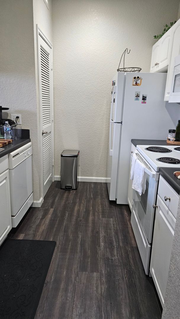 Building Photo - One bedroom condo! Great location!