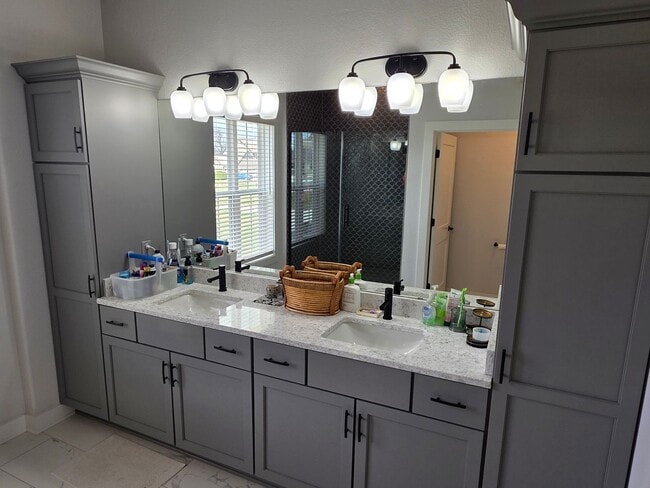 Building Photo - 5 bedroom Pewaukee home in Broken Hill