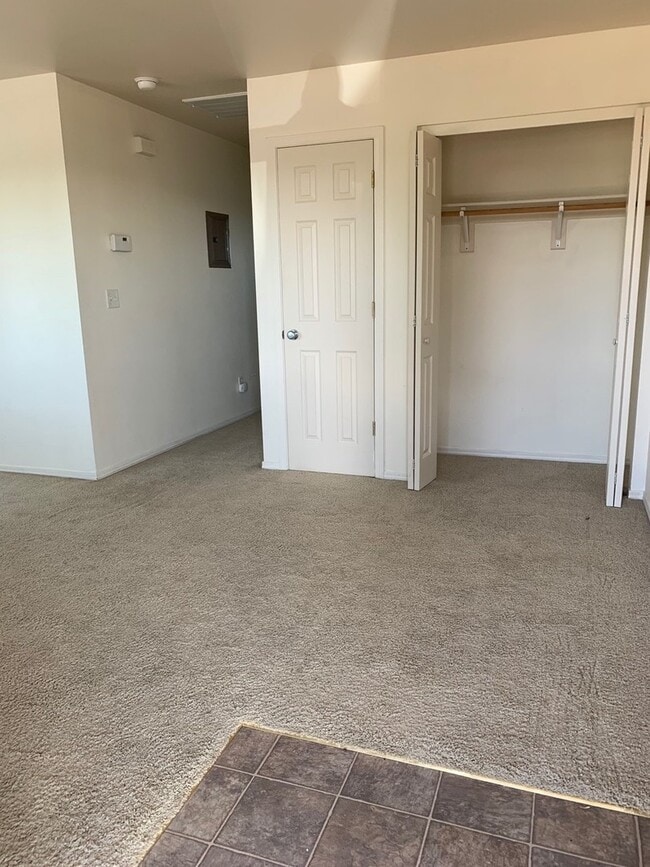 Building Photo - 2 Bedroom 1 Bathroom Unit in 8 Plex