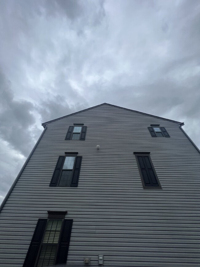 Building Photo - Exceptional 3-Level Corner Unit Townhome w...