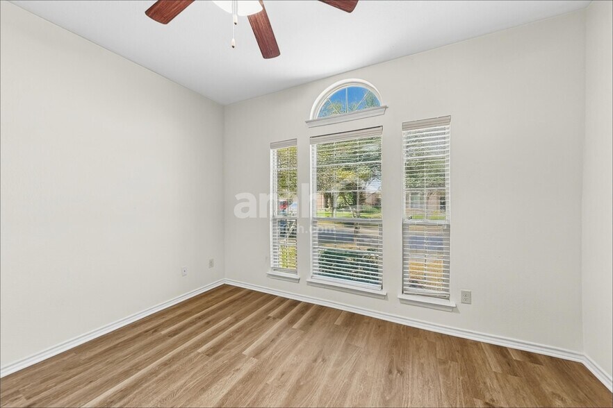 Building Photo - 3101 Hornbeam St