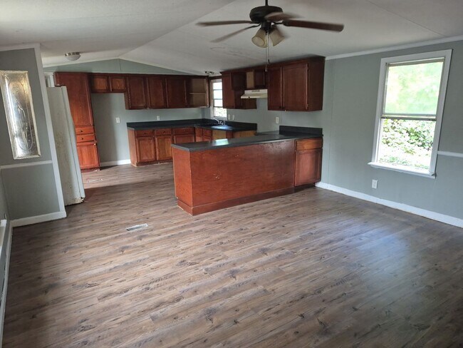 Building Photo - 3 bedroom 2 bath mobile home