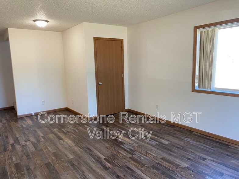 Building Photo - 508 10th St NE