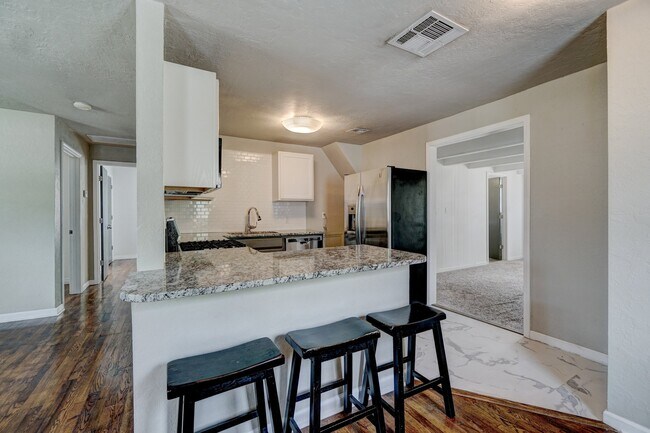 Building Photo - 712 Dakota St