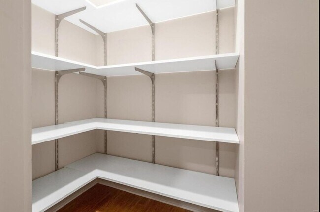 Building Photo - Nice Downtown Unit Available for Rent!