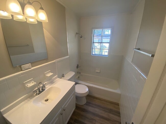 Building Photo - Renovated 1 Bedroom 1 Bath DUPLEX!