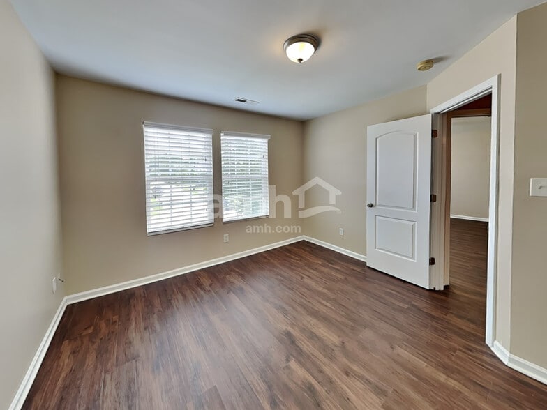 Building Photo - 261 Aershire Ct