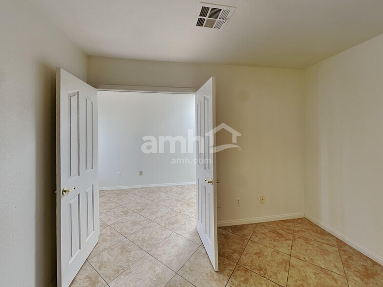 Building Photo - 2678 African Violet Ave