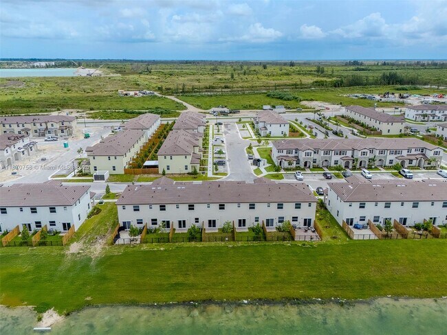 Building Photo - 2796 SE 26th Ave