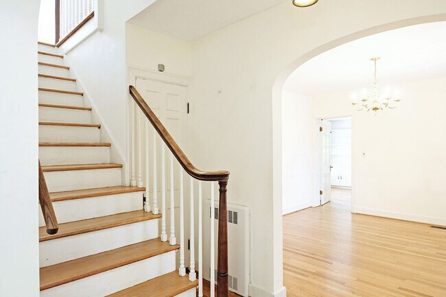 Building Photo - Scottsville Charm! Move-In Ready Home Near Library, Brewery & James River