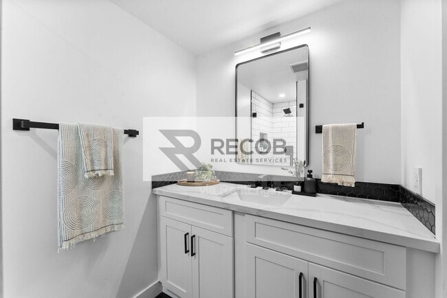 Building Photo - 832 Desty St