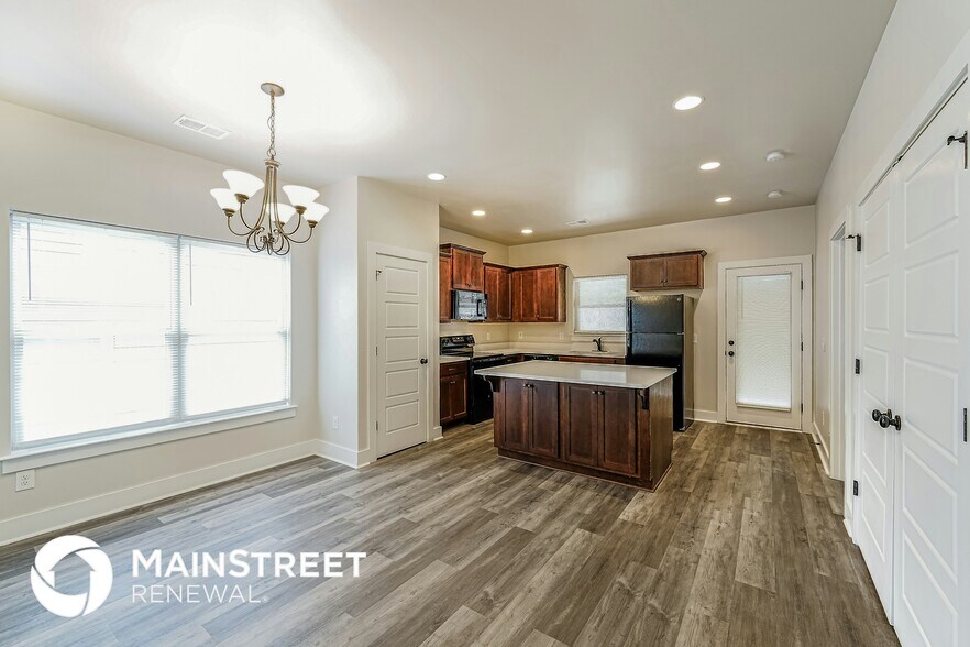 Building Photo - 915 Maple Trce