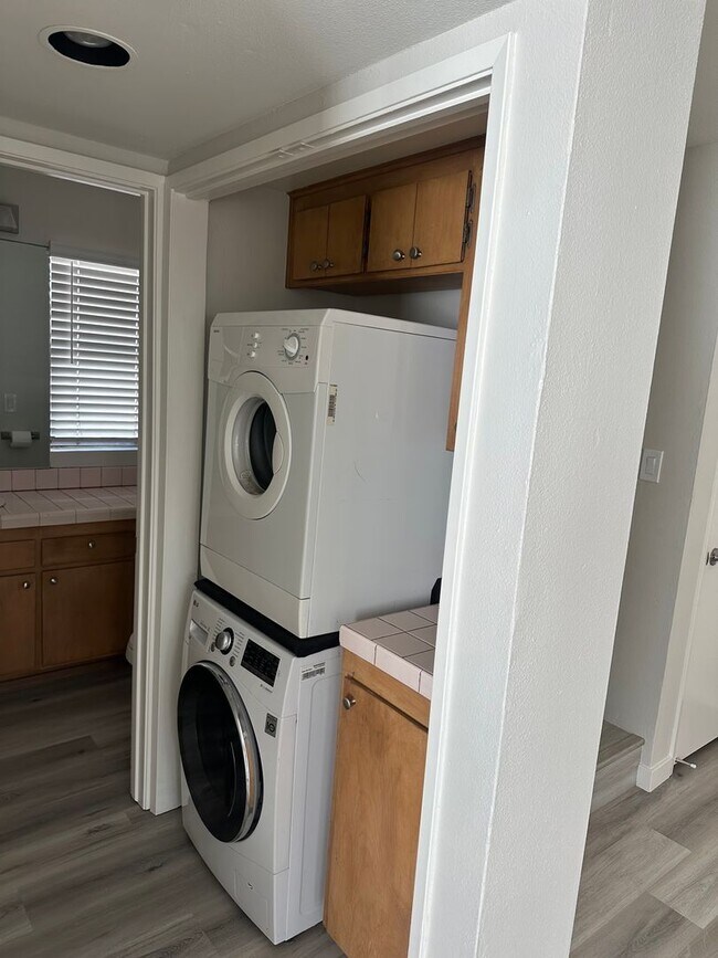 Building Photo - Mission Beach. 3 bedroom, 2.5 bath, 2 car garage,