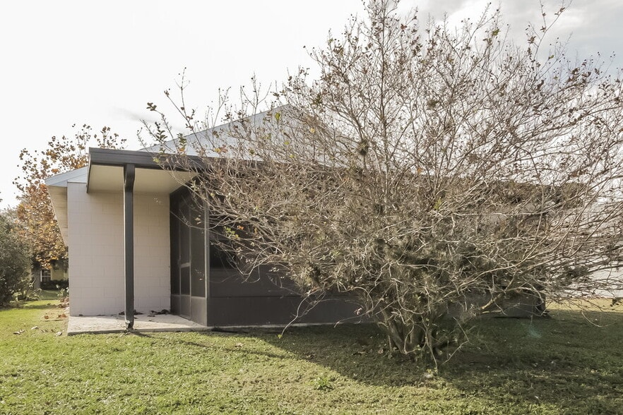 Building Photo - 2215 Justin Ave