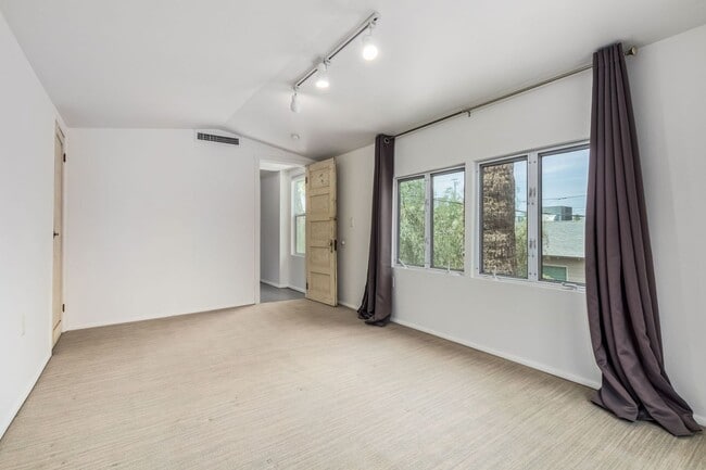 Building Photo - Two Bedroom Townhome in Garfield District!