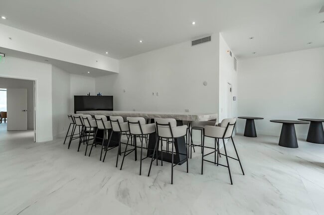 Building Photo - 4201 N Ocean Blvd