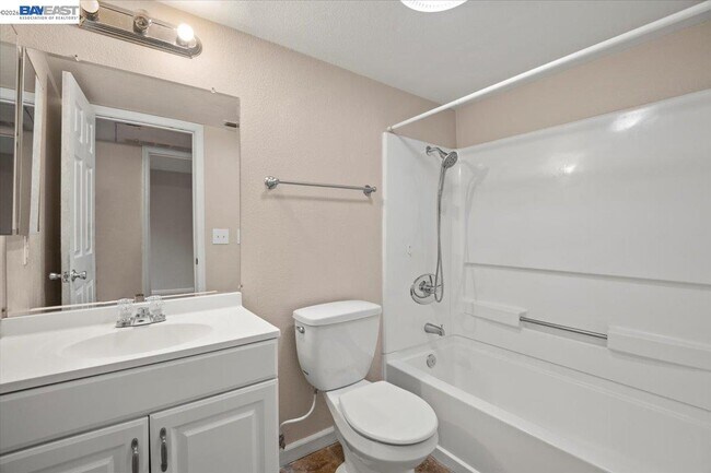 Building Photo - 215 Reflections Dr