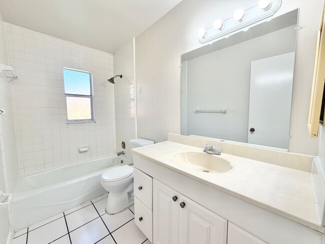 Building Photo - ** BONITA SPRINGS ** 2 BED / 1 BATH ** PET...