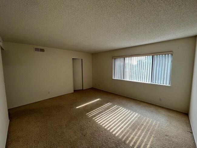 Building Photo - Northridge 3+2.5 in gated community w/pool...