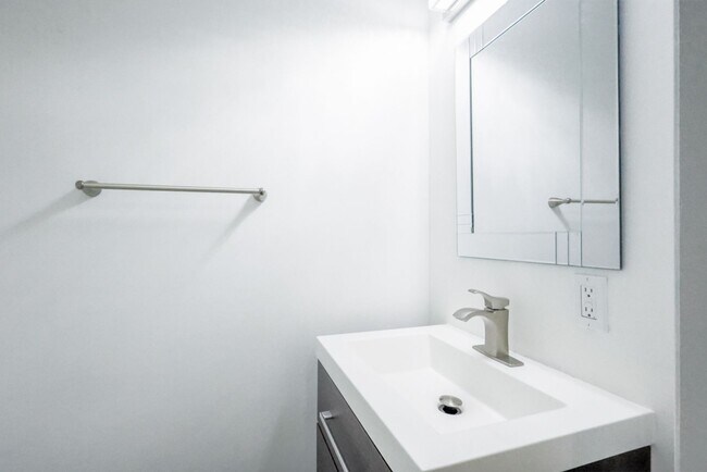 Building Photo - Lovely 3 BR/2 Full BA 2Half BA Townhome in...