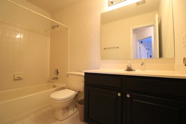 Building Photo - Spacious 4BD/2.5BA Colonial on Quiet Cul-d...