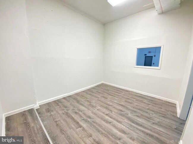 Building Photo - 1433 Vernon Rd
