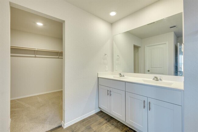Building Photo - 307 N Richland Dr