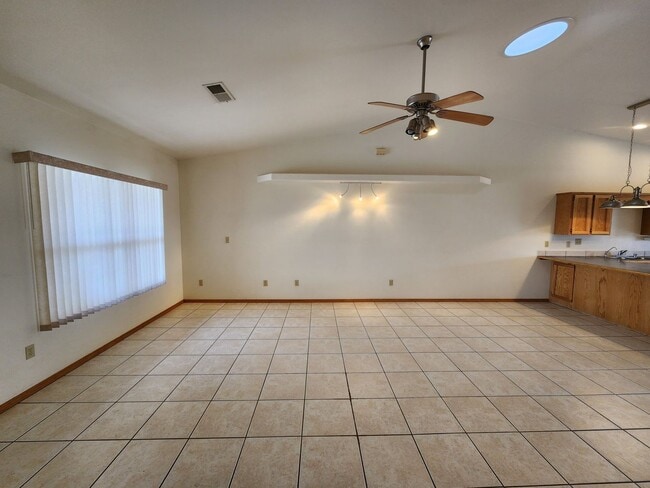 Building Photo - 2100 Hickory Dr