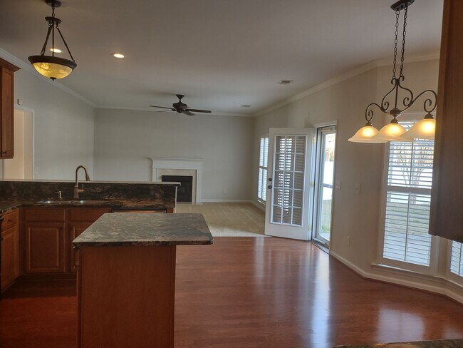 Building Photo - Beautiful and Charming! You Want it and Th...