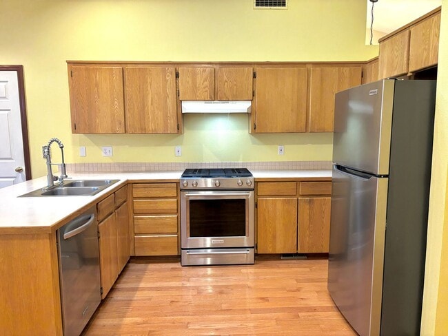 Building Photo - Spacious Ranch Style Home w/ private patio and yard, 2 car garage and vaulted ceilings