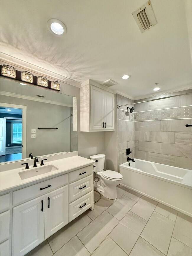 Building Photo - Available Now! Spacious 4 Bed/3 Bath Home in Tyler! Hot Tub!