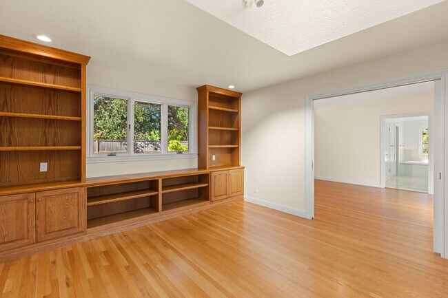 Building Photo - 27696 Vogue Ct