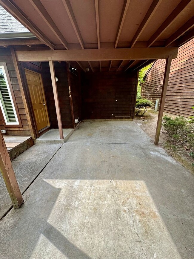 Building Photo - NEWLY RENOVATED Two-Story Townhouse By Ave...