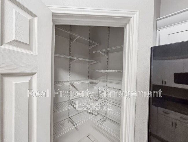 Building Photo - 3211 Roundtree Ln