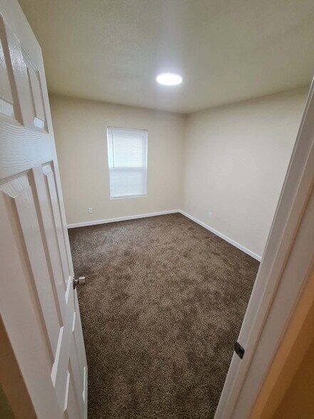 Building Photo - 527 Oak Lawn Dr