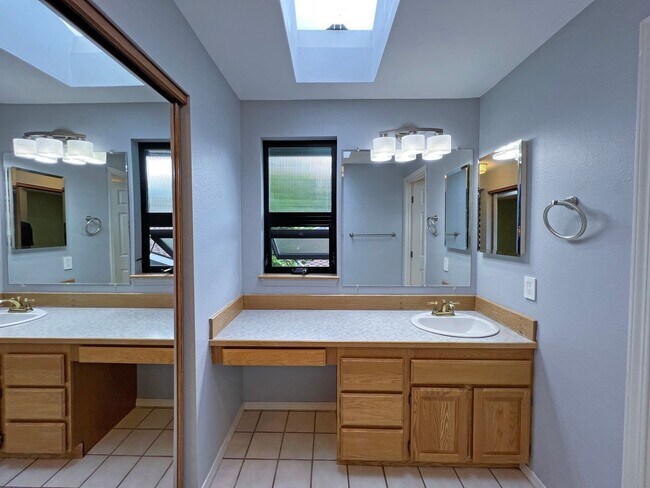 Building Photo - Gorgeous 3 Bedroom 2 Bath Home in Desirable Fairwood, Renton