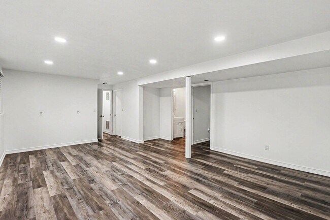 Building Photo - 5301 W Olympic Cir