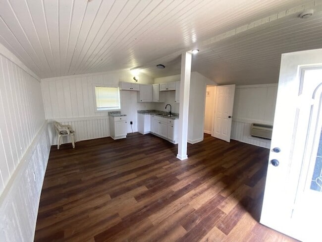 Building Photo - Beautifully upgraded studio unit