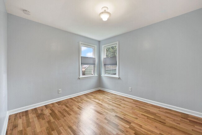 Building Photo - Move in ready now! Eastside rambler with A/C, 2 bed 1 bath. Olympia School District.