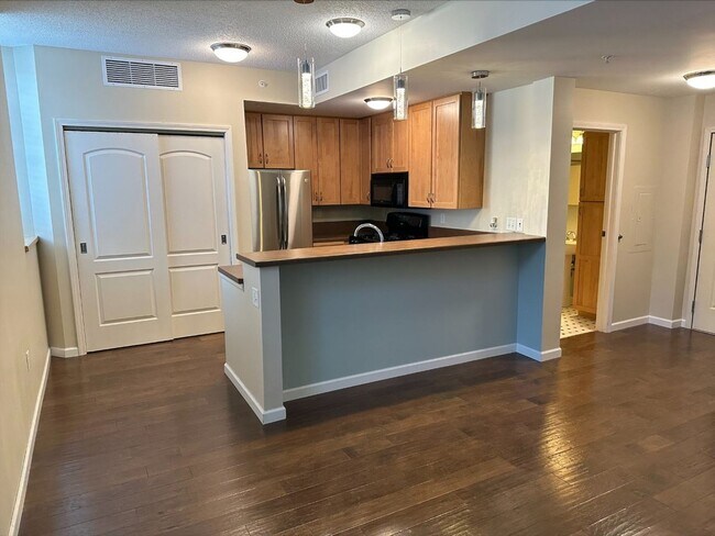 Building Photo - 1 Bedroom Steps from U of M St. Paul